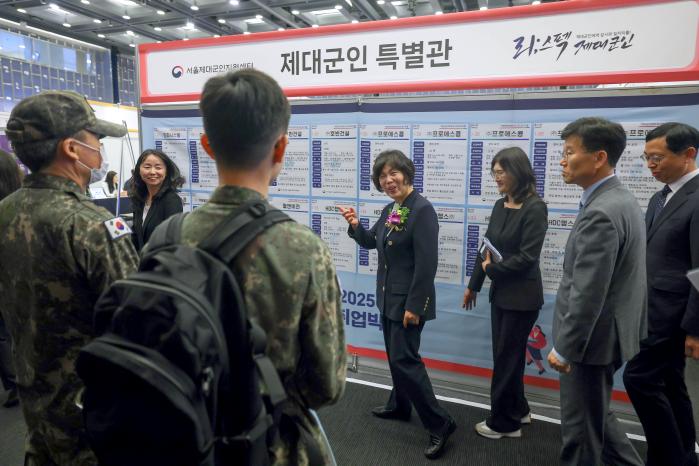 강정애(오른쪽 넷째) 보훈부 장관이 행사장을 찾은 장병들에게 격려의 말을 건네고 있다.