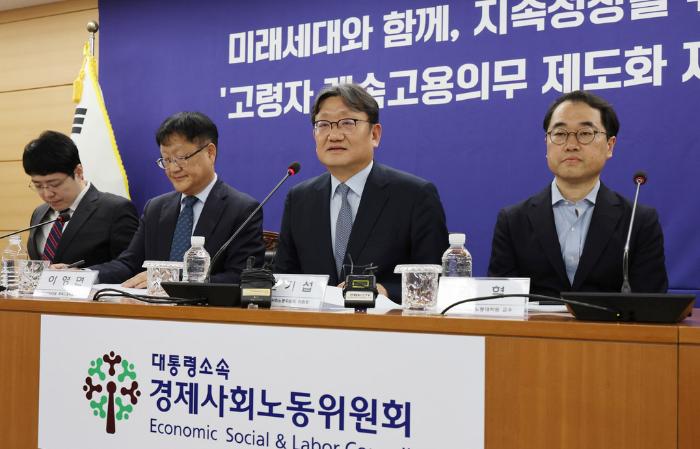지난 8일 서울 종로구 대통령 직속 경제사회노동위원회(경사노위)에서 열린 ‘고령자 계속고용의무 제도화 공익위원 제언’ 브리핑에서 권기섭 경사노위 위원장이 발언하고 있다. 연합뉴스