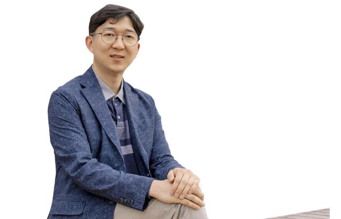 한정연(예비역 육군대위) 씨는 9년 6개월간 군 복무를 한 뒤 현재는 '건축시설 관리자'로 새로운 삶을 살고 있다.왼쪽 사진은 대구 예술발전소 내 시설을 확인 중인 한정연씨.