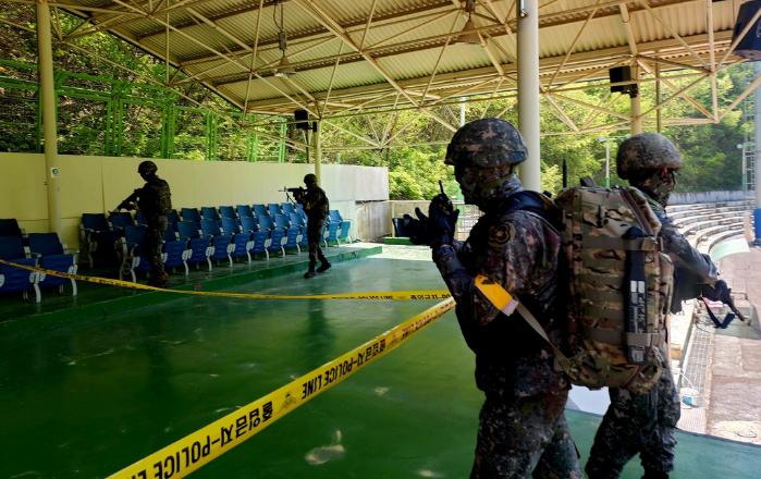 육군36보병사단 장병들이 강원 정선군 고한사북종합운동장에서 열린 민·관·군·경·소방 통합방위훈련 중 북한의 쓰레기풍선으로 추정되는 낙하물 주변을 수색하고 있다. 부대 제공