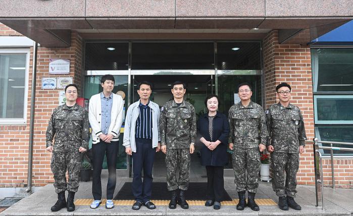 양용모(가운데) 해군참모총장이 지난 9일 계룡지역 사회복지시설을 찾아 위문품과 위문금을 전달한 뒤 기념촬영하고 있다.