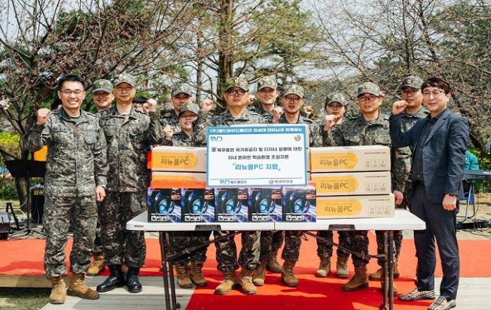 육군9보병사단 황금박쥐여단이 지난 8일 개최한 ‘모범 간부 표창 수여식’에서 노트북을 기증한 장성대(맨 오른쪽) 월드와이드메모리 대표와 수상자들이 기념사진을 찍고 있다.