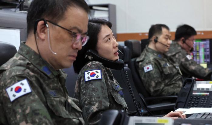공군방공관제사령부 장병들이 1MCRC에서 감시·통제 임무를 수행하고 있다