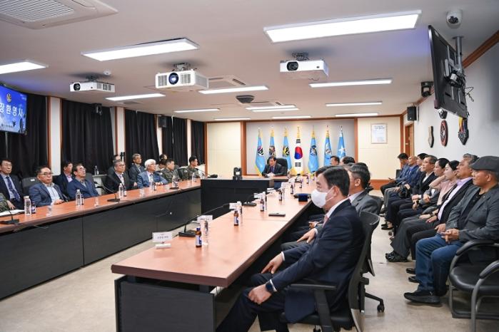 임충빈(가운데) 성우회장이 공군11전투비행단을 방문해 격려의 말을 전하고 있다. 성우회 제공