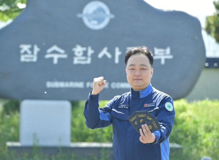 해군잠수함사령부 수리창 김지형 군무주무관이 ‘기능장 4관왕’ 달성을 자축하며 파이팅을 외치고 있다. 부대 제공
