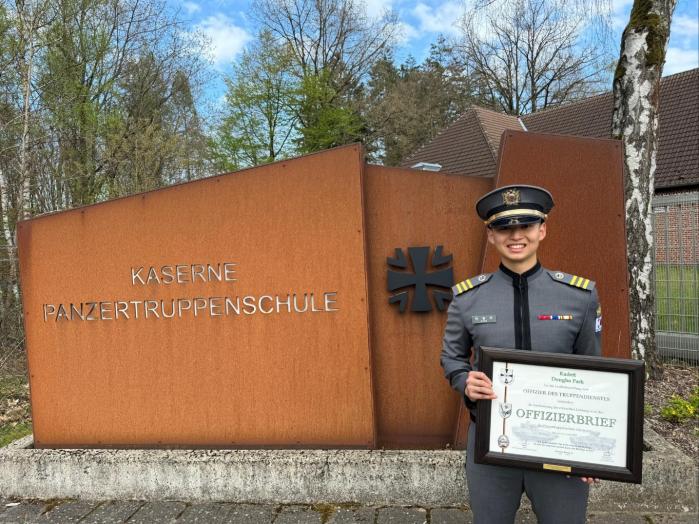 독일 육군 장교후보생 교육과정 최우수상을 받은 육군사관학교 박동호 생도가 상장을 들고 기념사진을 찍고 있다. 부대 제공