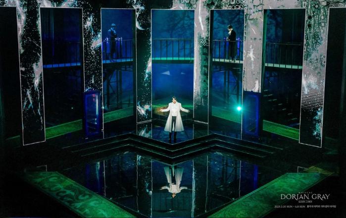 홍익대 대학로아트센터에서 공연 중인 ‘도리안 그레이’ 공연 모습.