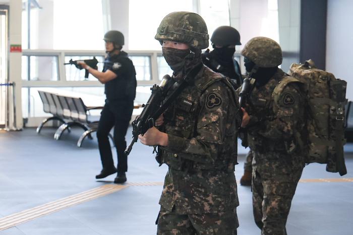 역사 내부 수색을 위해 이동하는 군·경 대원들.