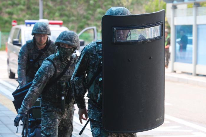 미상의 물체 처리를 위해 투입된 사단 위험성폭발물개척팀.