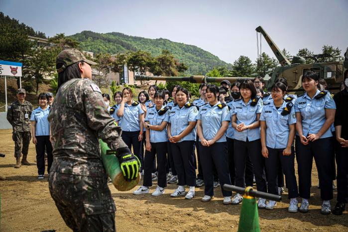 13일 육군7포병여단 천둥대대 간부가 서울정화고 부사관과 학생들에게 모의탄 도수 운반 시범을 보이고 있다. 부대 제공