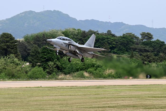 TA-50 훈련기가 '비상활주로 접근 훈련'을 위해 예천기지를 이륙하고 있다. 부대 제공
