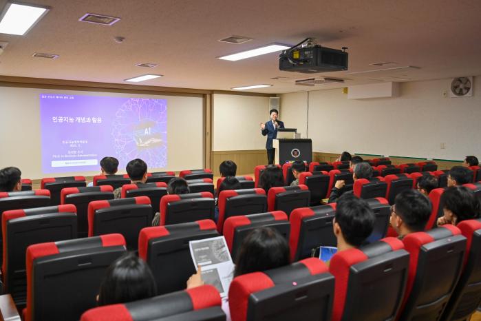13일 공군군수사령부 교육장에서 데이터관리 담당자의 업무능력 향상을 위한 외부 전문가 초청 교육이 진행되고 있다. 부대 제공