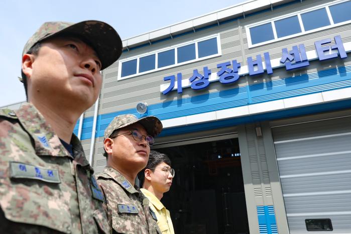 기상장비를 확인하는 정비사들.