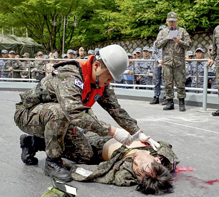 13일 해군작전사령부가 개최한 전투부상자처치(TCCC) 시범식 교육에 참가한 장병이 교관의 지시에 따라 응급처치를 시행하고 있다. 부대 제공
