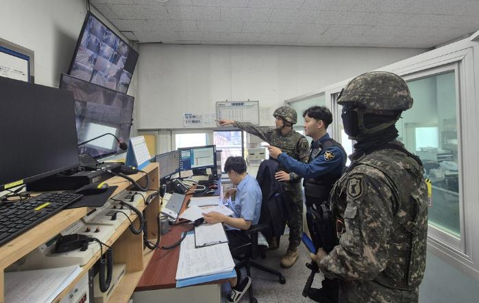 육군32보병사단 장병들이 통합방위훈련 중 CCTV로 테러 용의자 동선을 확인하고 있다. 부대 제공