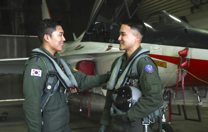담당관 이경한(왼쪽) 대위와 학생조종사 박차오름 대위(진)는 8개월 동안 이어지는 혹독한 훈련 과정을 함께 헤쳐가며 돈독한 신뢰를 쌓고 있다.