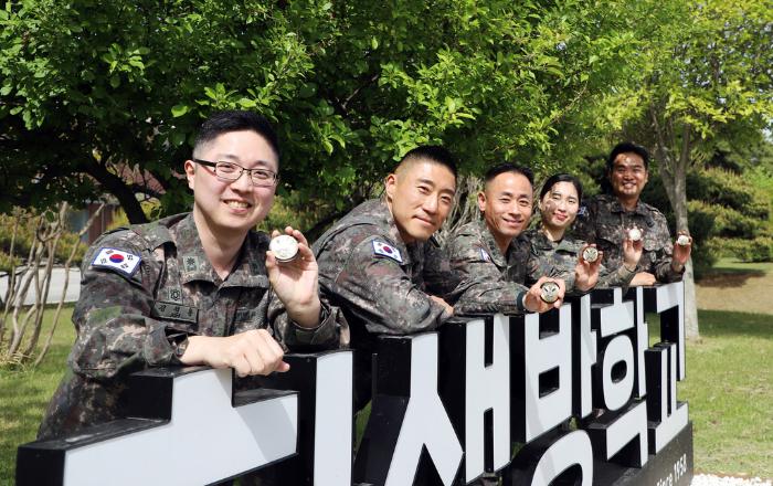김성용·박종근 소령, 현동준 대령, 이효진·전영민 소령(왼쪽부터)이 교관 휘장을 보이며 사진찍고 있다.