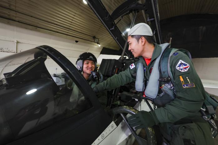 이경한(대위·오른쪽) 담당관이 T-50 고등훈련기 조종석에 올라 탄 박차오름(대위·진) 학생조종사를 격려하고 있다.