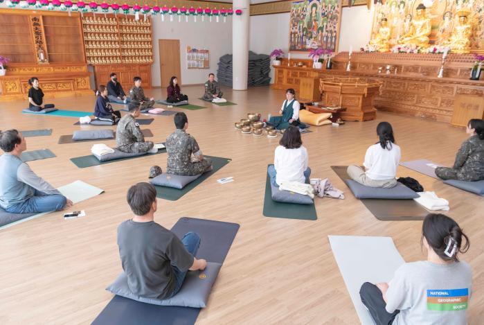 공군교육사령부 부대원들이 명상 전문가의 지도에 따라 지친 몸과 마음 회복을 위한 명상의 시간을 갖고 있다. 부대 제공