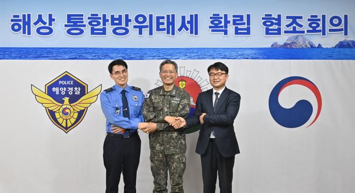 14일 해군1함대에서 개최된 동해 해상 통합방위태세 확립 협조회의에서 김성종 동해지방해양경찰청장, 곽광섭 사령관, 오성현 동해어업관리단장(왼쪽부터)이 기념사진을 촬영하고 있다. 부대 제공