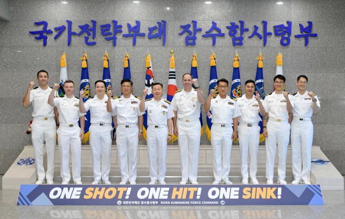제60차 한미 잠수함전회의에서 강동구(왼쪽 다섯째) 잠수함사령관과 라이프 스텍(오른쪽 다섯째) 미 7잠수함전단장 등 참석자들이 파이팅을 외치고 있다. 부대 제공