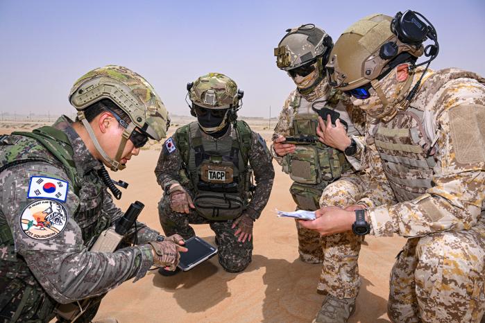 ¿ì¸® °ø±º ÇÕµ¿ÃÖÁ¾°ø°ÝÅëÁ¦°ü(JTAC)ÀÌ ¾ÆÅ©ºÎ´ë À庴µé°ú ȹ° ÅõÇÏ ÀÓ¹« Áغñ¸¦ Çϰí ÀÖ´Ù. ºÎ´ë Á¦°ø