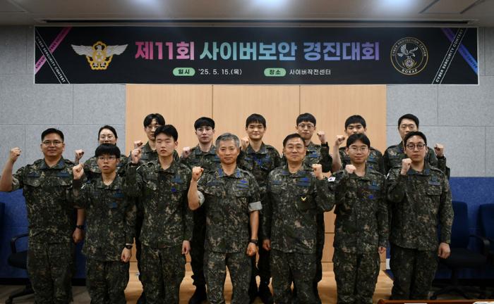 공군 ‘사이버보안 경진대회’ 수상자들이 기념촬영을 하고 있다. 공군 제공