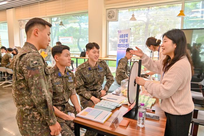 공군군사경찰단 관계자가 15일 공군사관학교를 방문해 도박 문제 선별검사를 설명하고 있다. 공군 제공