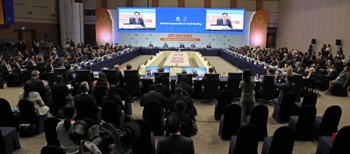 15일 서귀포시 제주국제컨벤션센터에서 열린 APEC 2025 통상장관회의 개회식에서 정인교 산업통상자원부 통상교섭본부장이 개회사를 하고 있다. 연합뉴스