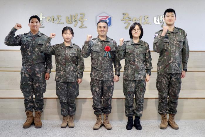 육군3보병사단 혜산진여단 신조은·최서윤 하사, 김이수·박찬웅 대위(왼쪽부터)가 스승의 날을 맞아 김태룡(가운데) 소령의 가슴에 카네이션을 달아준 후 서로를 응원하는 마음으로 파이팅을 외치고 있다. 부대 제공