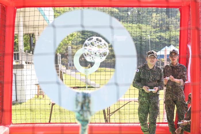 14일 육군53보병사단에서 OO 전투경연대회가 열려 장병들이 OO을 운용하고 있다. 김병문 기자