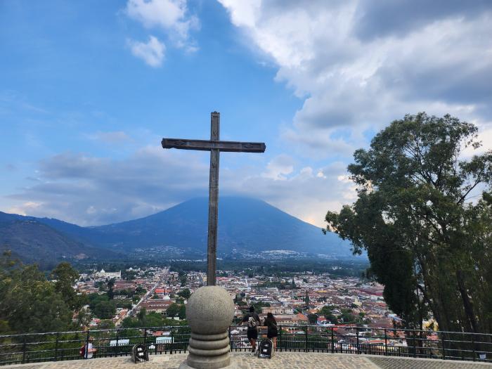 십자가 언덕에서 본 푸에고 화산.