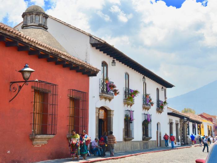 꽃으로 장식된 구시가지 거리.