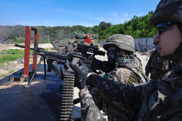 K15·K16 기관총 등 공용화기로 사격하는 장병들.