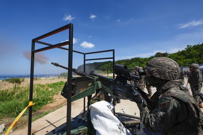 K6 기관총 사격 모습.