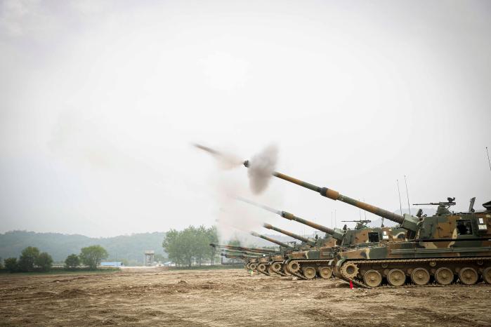 육군7포병여단 천둥대대 K9A1 자주포가 지난 16일 강원 철원군 문혜리훈련장에서 표적을 향해 포탄을 발사하고 있다. 부대 제공