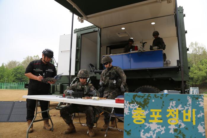 육군종합군수학교 장병들이 지난 12~16일 개최된 정비숍 차량 전투실험에서 차량 개선소요 검증을 위한 실험을 하고 있다. 부대 제공