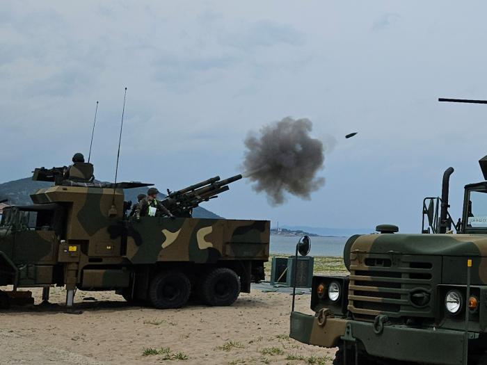 육군50보병사단 950포병대대 소속 K105A1 차륜형 자주포가 지난 15일 화진훈련장에서 표적을 향해 포탄을 발사하고 있다. 부대 제공