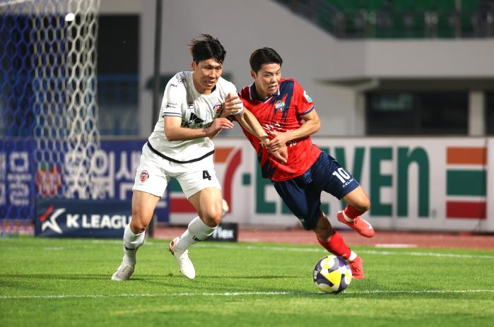 17일 김천종합운동장에서 열린 ‘하나은행 K리그1 2025’ 14라운드 김천 상무 FC와 제주 SK FC와의 경기에서 김천 상무 모재현(오른쪽) 병장이 제주 송주훈과 치열한 볼 다툼을 벌이고 있다. 사진=김천 상무