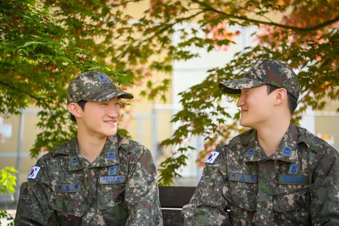 서로를 버팀목 삼아 같은 꿈을 이뤄온 쌍둥이 형제 이도훈(오른쪽)·도형 소위가 미소를 짓고 있다. 부대 제공