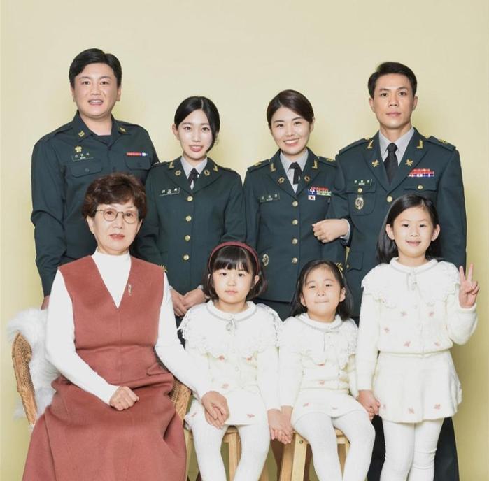 신자경 육군상사 3남매의 가족사진. 뒷줄 왼쪽부터 신영식·신묘희 중사, 신자경 상사, 강명진 군무주무관. 본인 제공