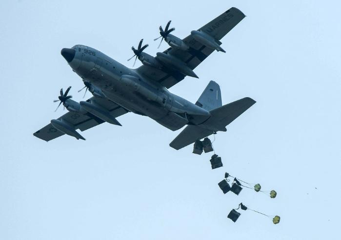 육군지상작전사령부 겸 지상군구성군사령부가 지난 9일부터 16일까지 전개한 ‘2025년 전반기 연합·합동 공중재보급 훈련’에서 미군 수송기가 재보급물자를 목표지점에 투하하고 있다. 육군 제공