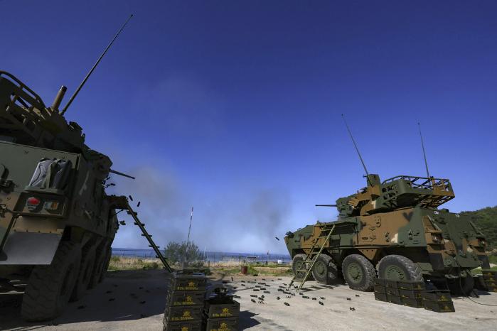 육군17보병사단 방공대대 차륜형 대공포 천호가 지난 15일 강원 고성군 마차진 대공사격장에서 표적기를 향해 30㎜ 포탄을 발사하고 있다.