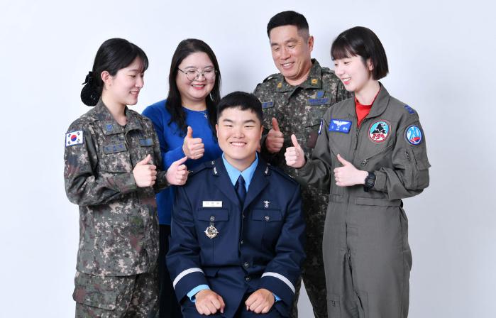 지난 1일 공군 부사관으로 임관한 김영현(가운데) 하사는 아버지와 두 누나의 뒤를 이어 공군 가족이 됐다. “아버지와 누나들에게 부끄럽지 않은 군인이 되겠다”는 김 하사의 다짐이 누구보다 뜨거운 이유다. 왼쪽부터 시계방향으로 김가을 하사, 어머니 김준선 씨, 김영희 준위, 김새봄 대위(진). 부대 제공