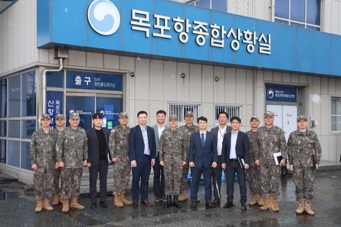 육군31보병사단이 전남 목포 신항만에서 개최한 ‘밀입국 가장 적 침투 대비 현장토의’ 참석자들이 기념촬영을 하고 있다. 부대 제공