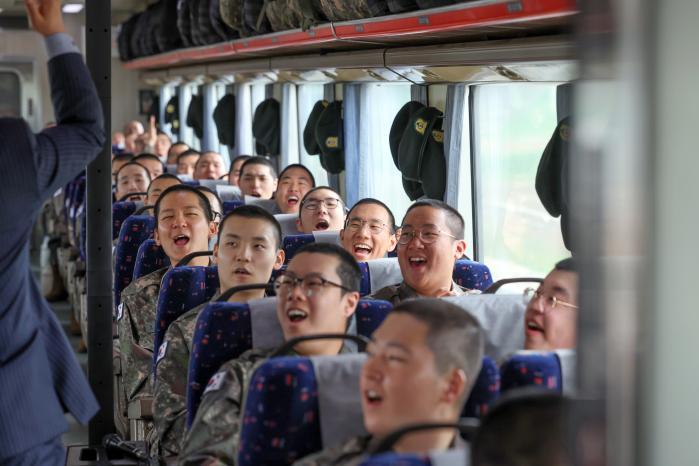 지난달 8일 입대해 막 이병 계급장을 단 신병들이 이달 15일 자대 이동열차에서 국군수송사령부가 마련한 '호송열차 안 버스킹' 공연을 즐기고 있다.