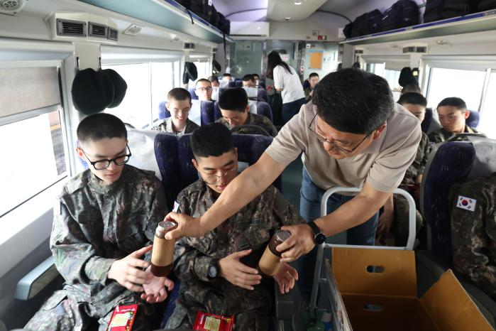 신병들에게 커피를 나눠 주는 복지단체 2HM 관계자.