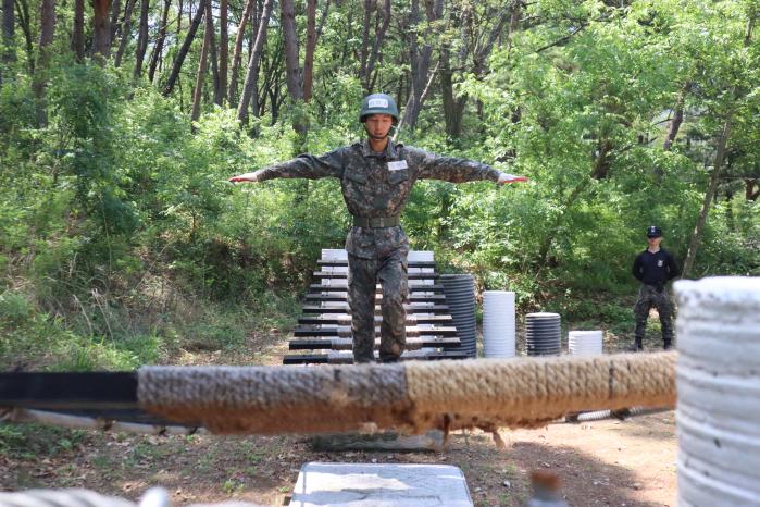 유격훈련에 참가한 육군50보병사단 장병이 기초장애물 극복훈련을 하고 있다. 부대 제공