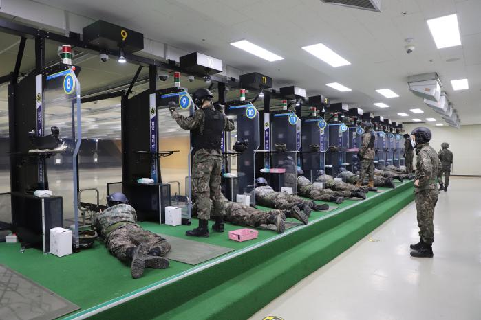 육군37보병사단 동량과학화예비군훈련장에 마련된 실내 자동화사격장에서 예비군들이 사격하고 있다.