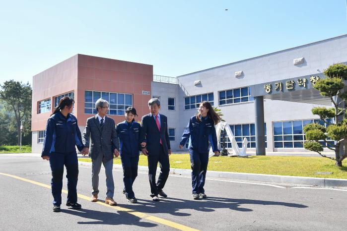 해군군수사령부 김설하 군무주무관 가족이 아버지 대에서부터 근무해 온 군수사령부 병기탄약창을 함께 걸으며 환하게 웃고 있다. 왼쪽부터 김 군무주무관, 아버지 김진헌 씨, 언니 김민지 군무주무관, 삼촌 김진규 씨, 사촌언니 김보연 군무주무관. 사진 제공=강승연 하사
